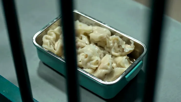 隔著鐵窗,一個淚流,一個無語。高啟強和著淚,吃下了人生最後一頓餃子。