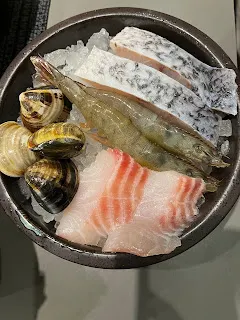 想要怎樣的人生，那就自己來編寫，想要寫多少細節都可以，就像在編一部史詩級大作那樣，自己就是那唯一且不可撼動的編劇。這部大戲的細節不該是由別人來決定，因為自己要走的路可能未必會被他人所認可。