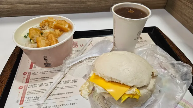 這是桃機一航的員工早餐!這樣的組合一共是122元!