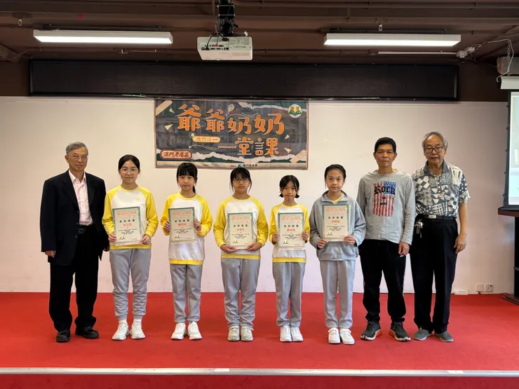 長輩為學生頒發證書