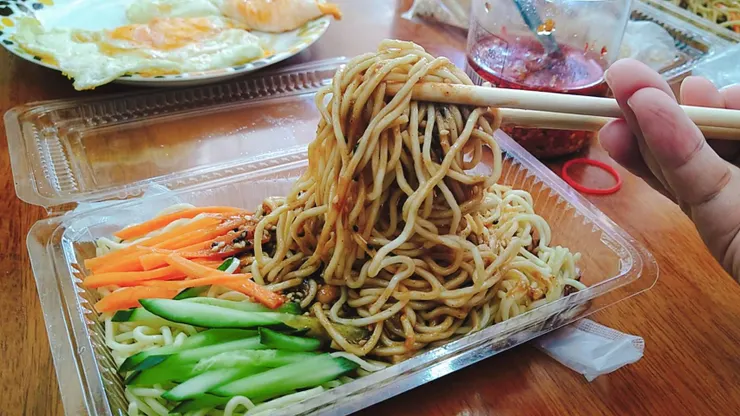 醬汁攪拌均勻一口接一口