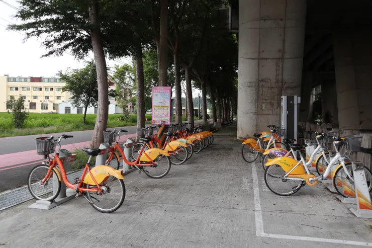泰安新站旁的YouBike站點