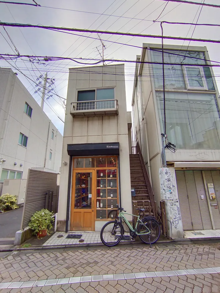 獨棟房屋--想像如果我是老闆,一樓賣酒,關店後爬個樓梯就到家了!