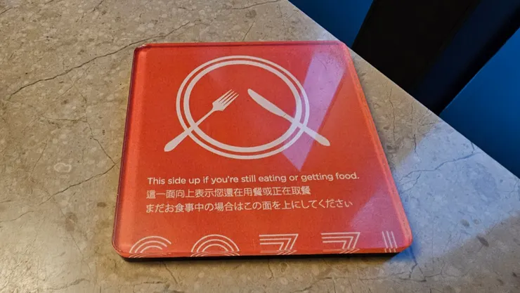 橘色這一面朝上代表正在取餐或是還在用餐!