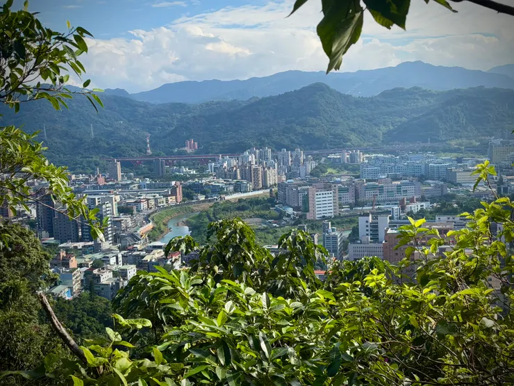 南方望向新店山區還有國道三號