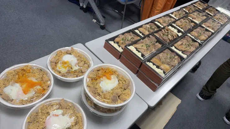 這家燒肉便當一定要跟大家推薦！我原本以為大概兩三片燒肉放在飯上就一個便當...結果大錯特錯！除了牛舌、霜降豬以外還有內臟，烤肉種類多肉給的也大方！超讚！！