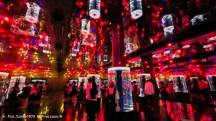 巧妙帶入了東洋夏夜燈鼓元素的色彩變化，糅合出今昔繁華的時代內蘊。
