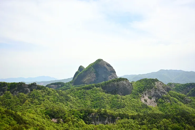 在飛龍臺附近拍攝的馬耳山（公馬耳峰、母馬耳峰）