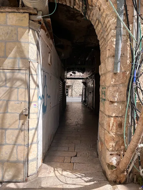 直走出去通往有輕軌的大馬路= =