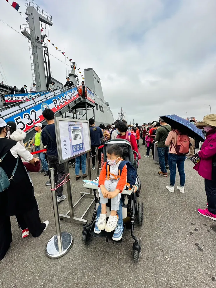 冗長的隊伍對於生理狀況有障礙的族群非常有挑戰性。