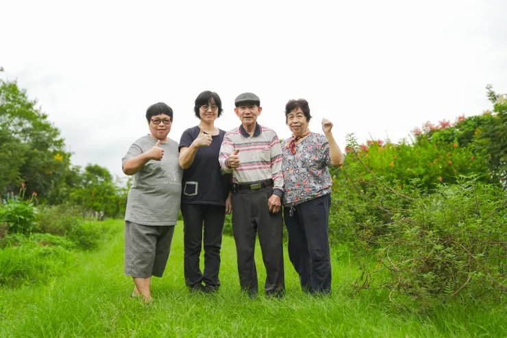 好日市集常駐農夫攤主們，由左而右依序為何素華、涂愛麗、徐坤漳與妻子黃寶珠。