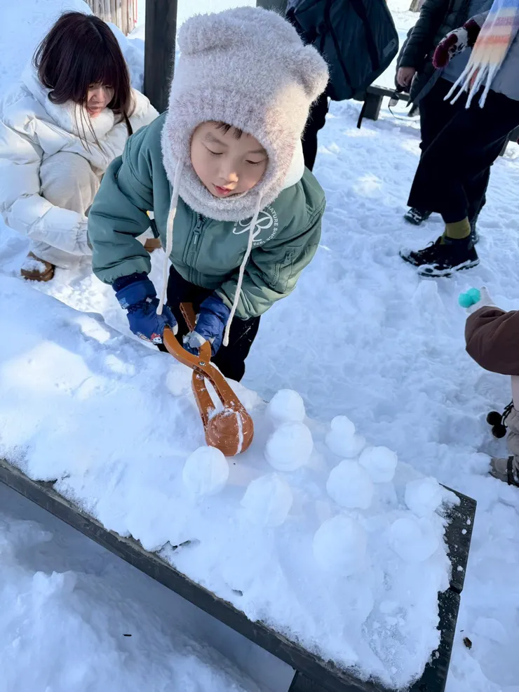 四歲小娃．雪地玩雪