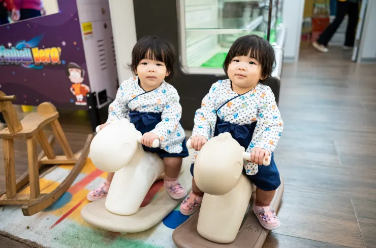 咩咩會走路了，隨著活動力越旺，爸媽的體力消耗也大了起來...