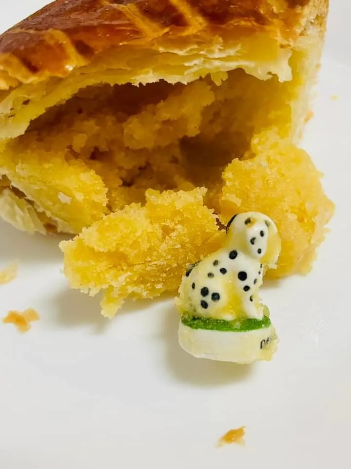 第一次切塊就吃到有小瓷偶的派,太幸運了。