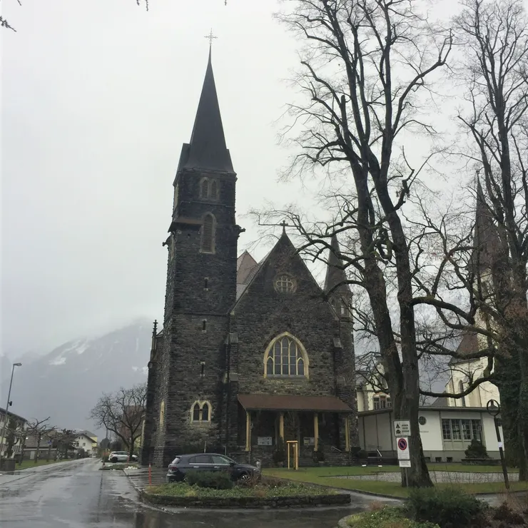 溼冷的街道及教堂