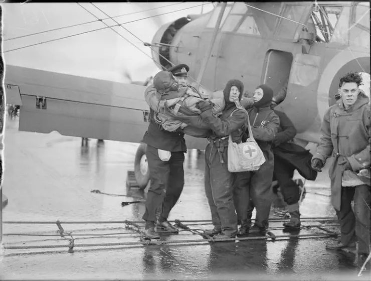 一名長鰭金槍魚觀察員被提爾皮茨號的水上飛機射擊時受傷，被從飛機上移走