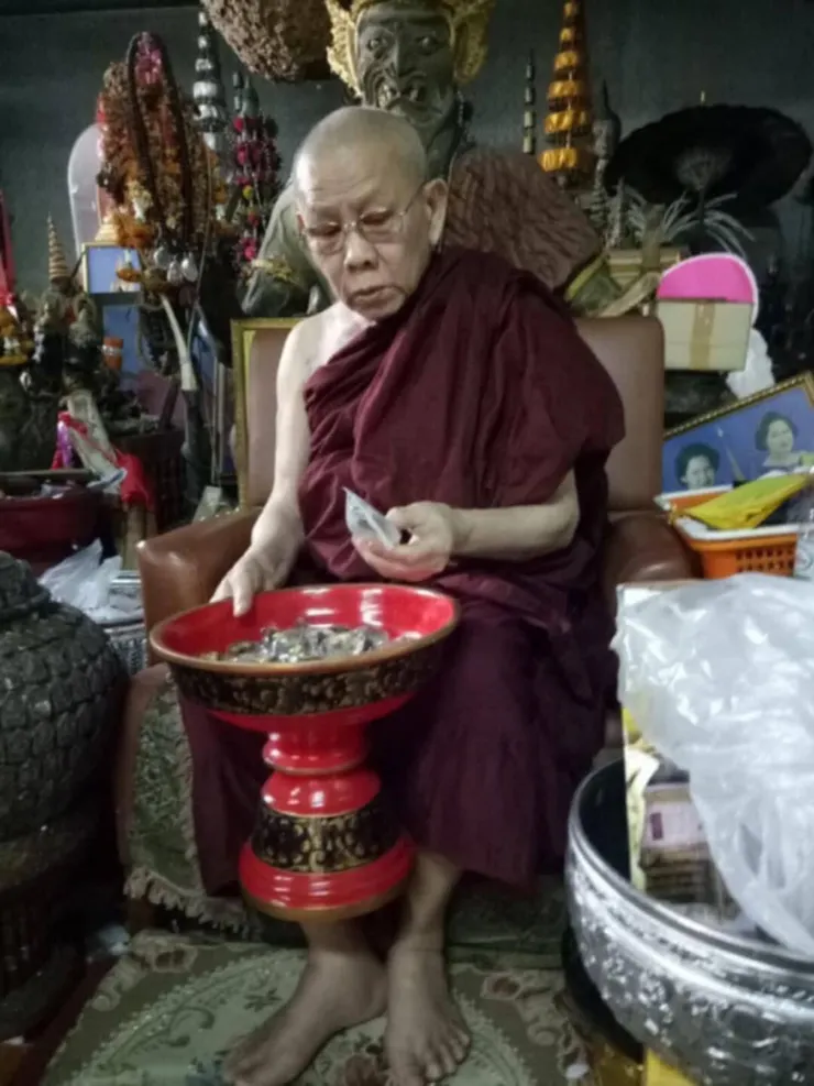 泰國出家僧侶、高僧。