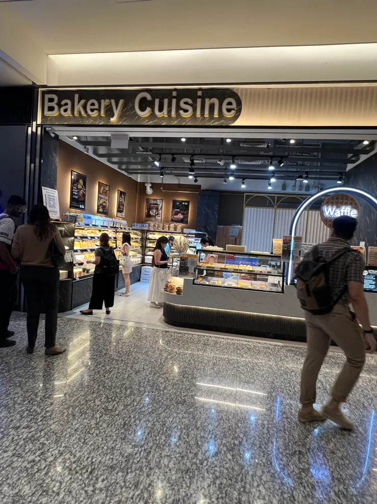 麵包店再往前走一小段路就能看到飯店的標示