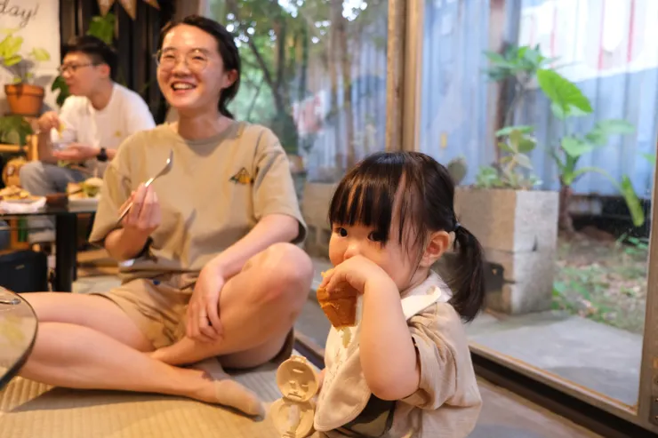 壽星吃生日蛋糕