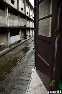 大禮堂的主要出入口在北側，但南側有門卻沒有樓梯？原來是供火車運送大型器材進來的路線