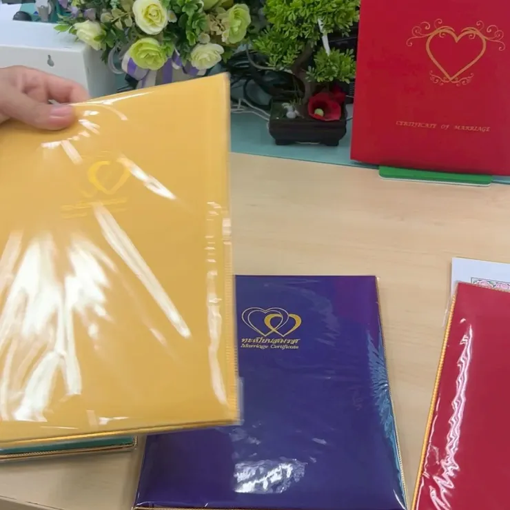 戶政事務所: 可加購結婚證書冊 共有4個顏色