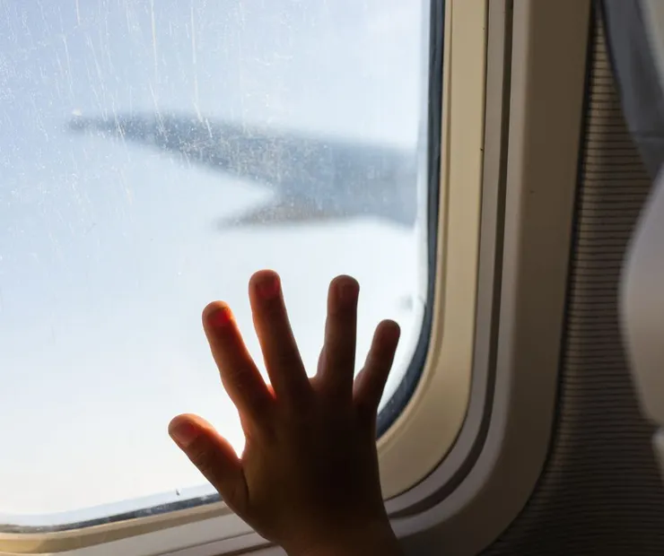 小孩在飛機上吵起來真的沒地方躲