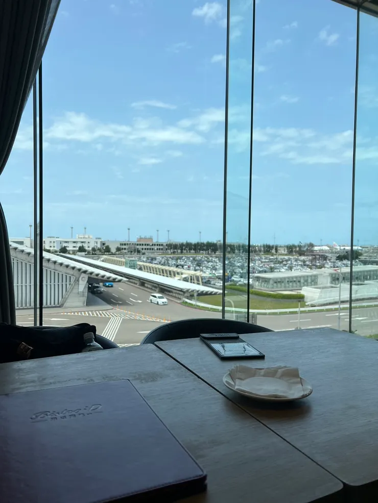 餐廳可以看到接送的車流