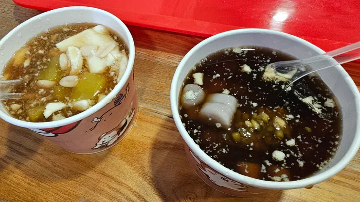 我和儒儒在鶯歌老街品嘗了美味豆花!兩碗100元!