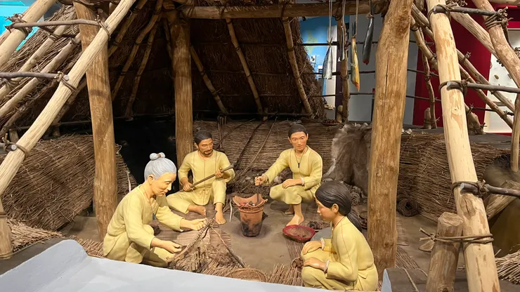 模型中呈現了一家人圍坐的生活場景。