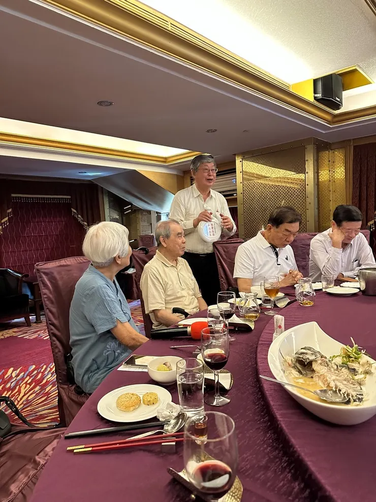2023年九月與師兄弟為老師慶祝（虛歲）九十五歲的壽宴，我為站立著。
