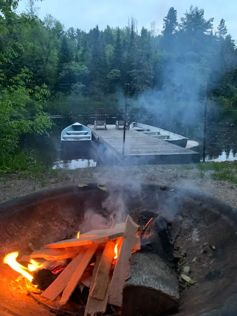 生起篝火，大家一起來唱：Kumbaya ( 點開 Peter，Paul and Mary 版本。）