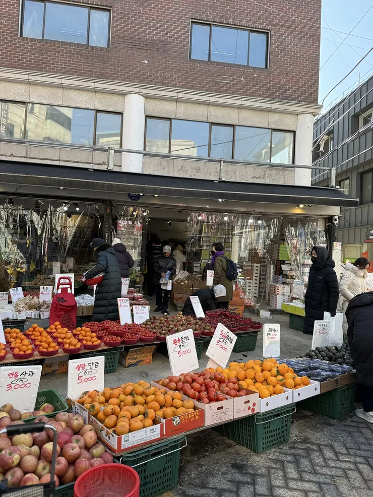 路上有很多水果攤販 可以比價一下🤣