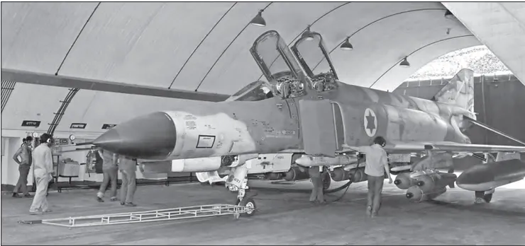 一架整備中的以色列F-4E幽靈，機腹中線下方掛載的就是AN/ALQ-71。該吊艙引入時被飛行員詬病的地方就包含這吊艙占用派龍，且空戰時不能拋棄，徒增重量和阻力。