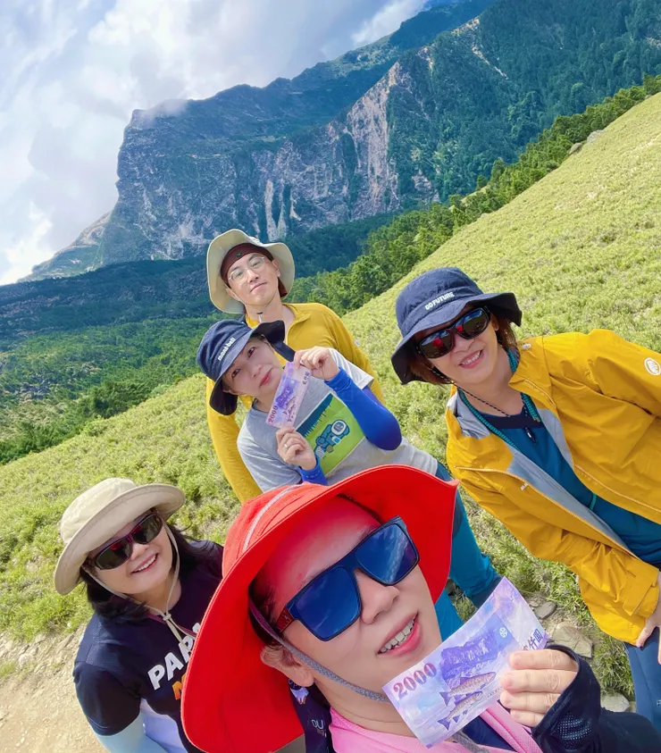 紙鈔2000元的位置