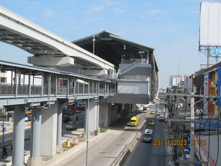 越來越近了!我第一次這麼近看到這個站時滿感動,因為沒有走錯方向!