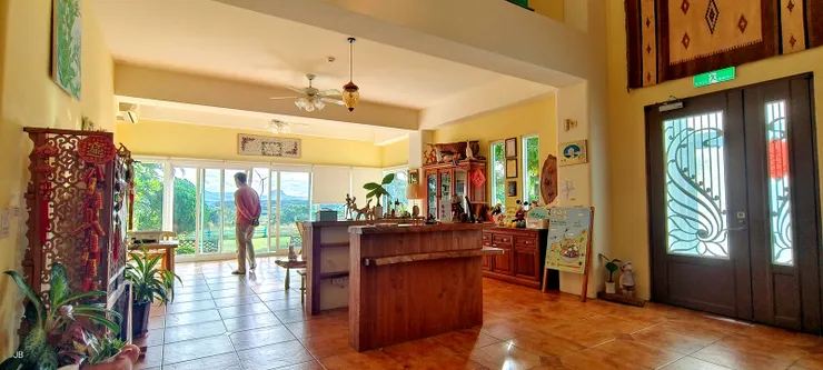 【綠光透窗長桌早餐或茶話或視訊 有人但餘一身閒有人事業更精進！12/29早晨，陽光美好，落地窗外風景瑰麗，同學們在大廳晃悠、早餐。】