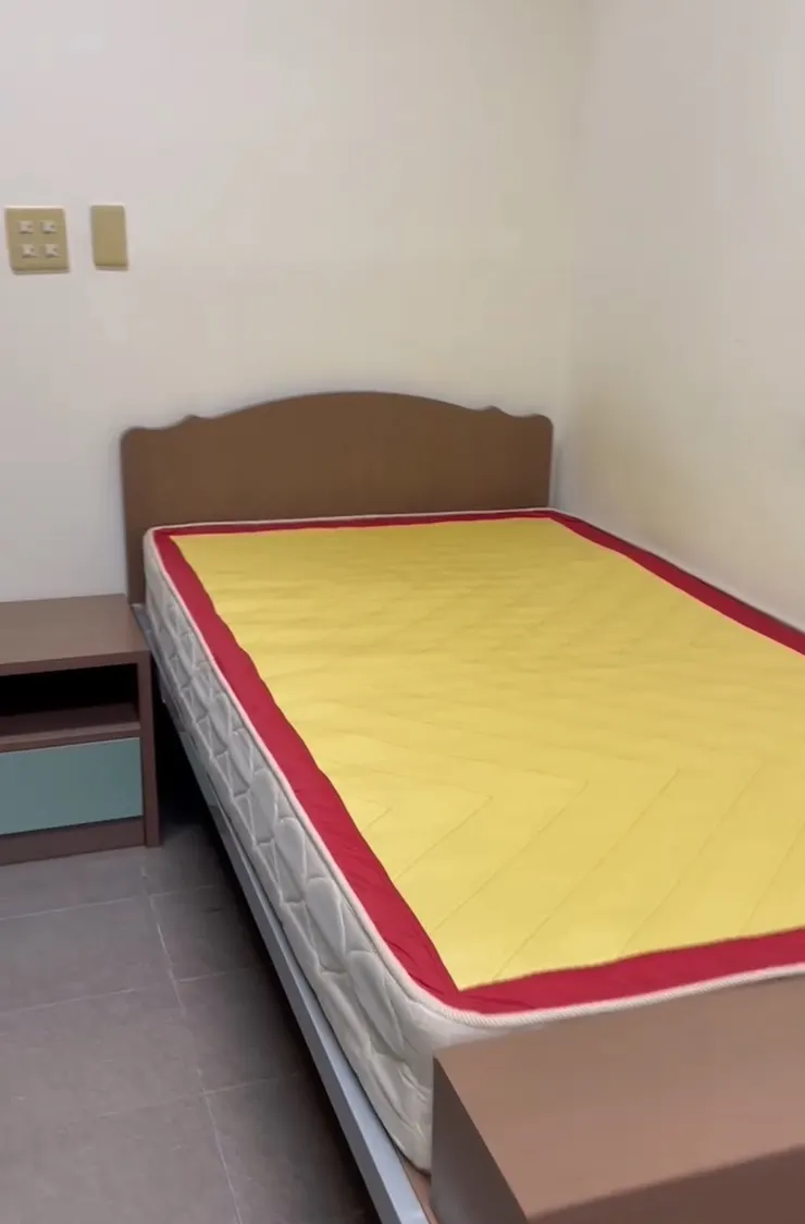 大床墊和床頭櫃