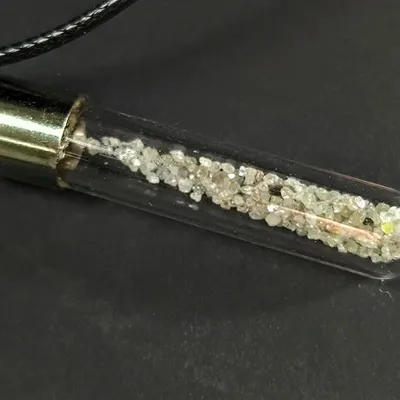 四月生辰幸運石：鑽石。