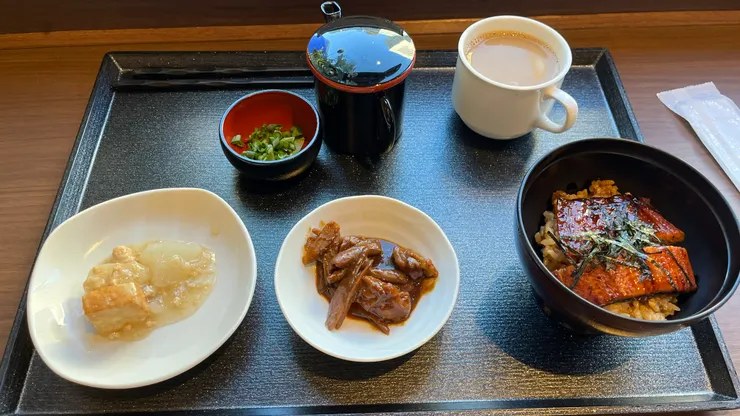 一早即能享受鰻魚飯三吃。