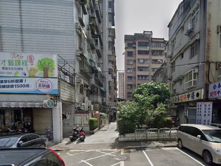 溪水從花園社區通往興隆路220巷1號附近。人行道上的花圃裡有一個不鏽鋼水池，是水道的維修孔