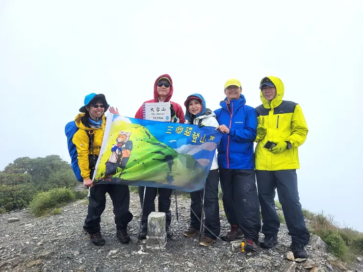 ▲12:45全員登頂大雪山(H:3530公尺)說好的大草原呢？？？