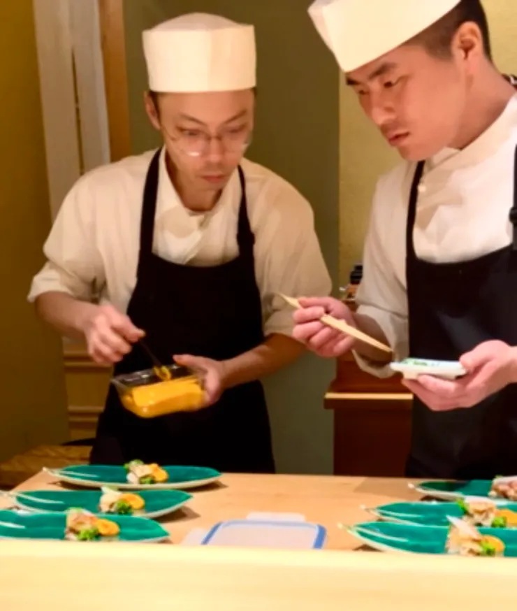 廣島廚師(左)和另一位較年輕的廚師正在準備精緻料理 作者拍攝