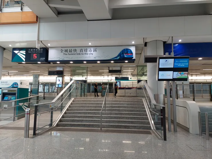 樓梯上去右手邊的櫃台可以領取八達通