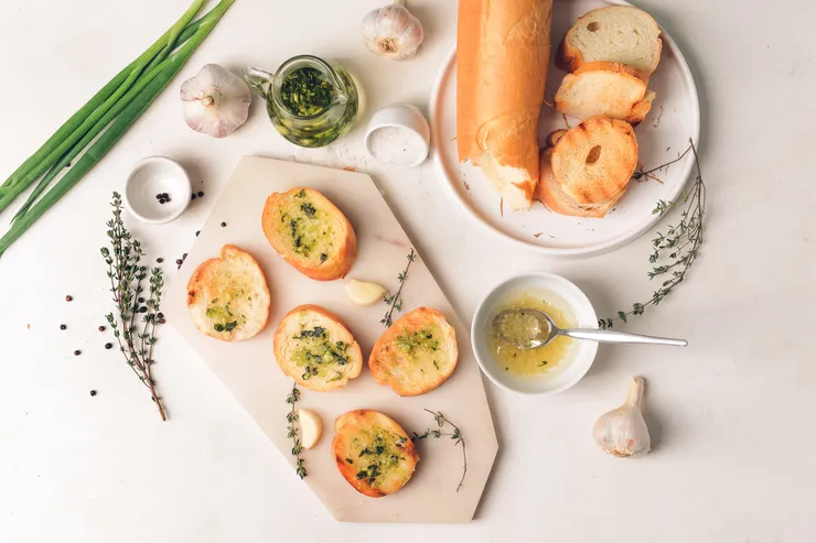 橄欖油蒜香法棍片。圖/123RF圖庫