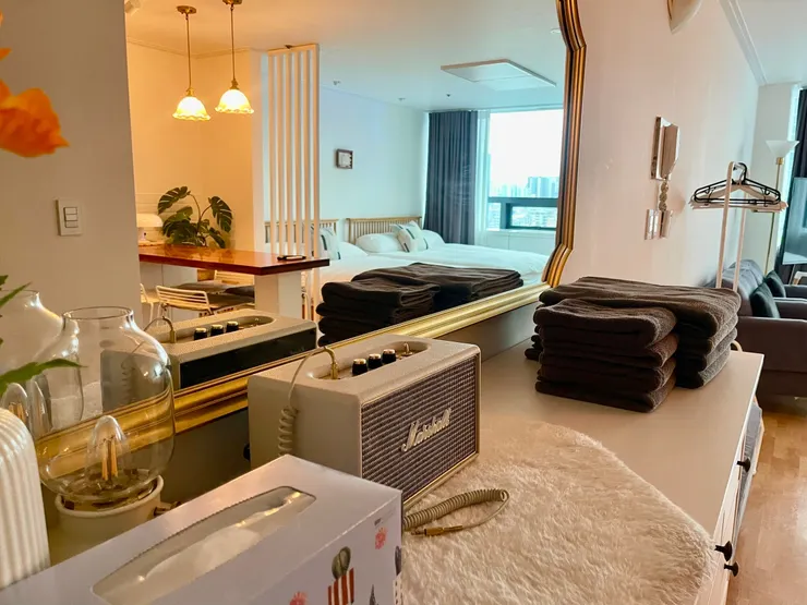 每天在這照一百次，覺得自己超美，洗澡前後的me time用Marshall放音樂👍｜弘大住宿推薦Junho's House