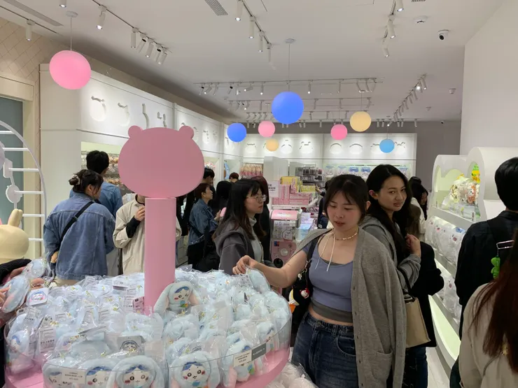 夢夢：店內空間不大，但是客人好多！