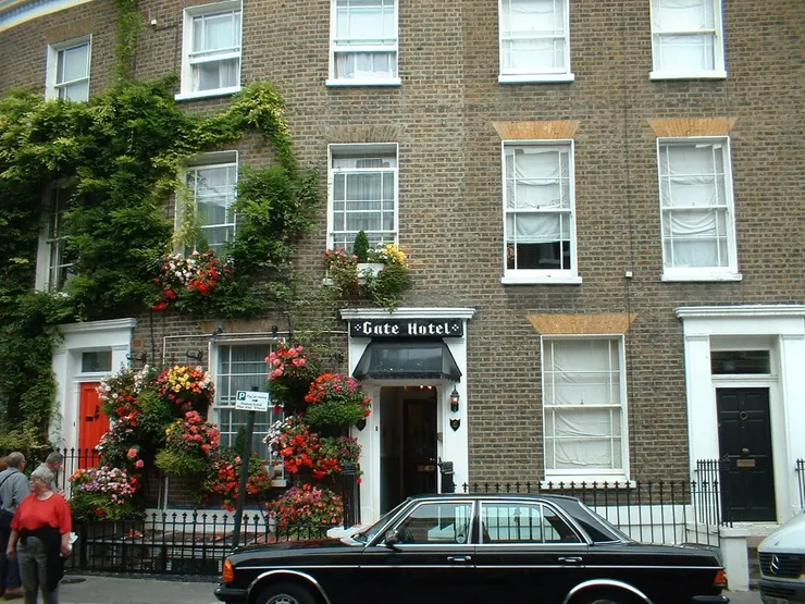 英國人樂於從事園藝,圖為倫敦柯芬園附近一間旅館的外觀(拍攝於2002/9)