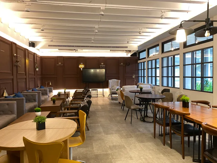 可見到從室內貫穿到走廊的T型小樑