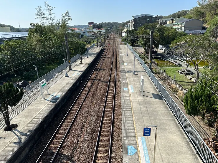 車站維護的很乾淨，周邊景致也一望無遺