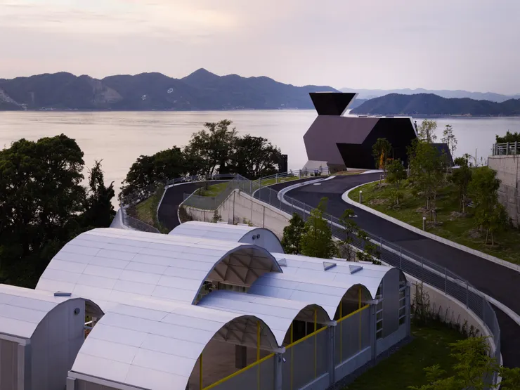 伊東豊雄博物館，前方是銀色小屋，後方是鋼鐵小屋